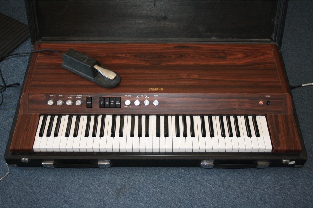 Yamaha Electronic Piano CP 20 with Case Legs and Foot Pedal